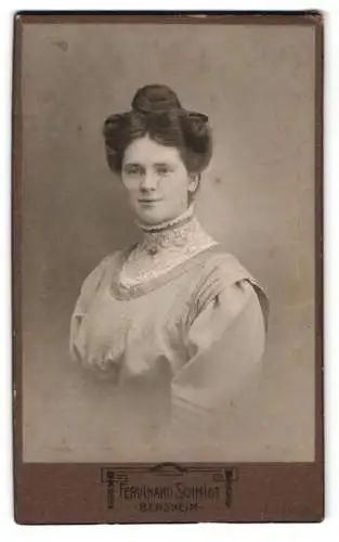 Fotografie Ferdinand Schmidt, Bensheim, Auerbacherstrasse 39, Elegante Dame in hochgeschlossenem Kleid mit Spitzenkragen