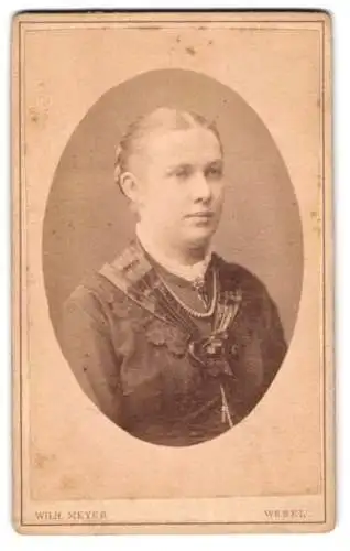 Fotografie Wilh. Meyer, Wesel, Baustrasse 642, Junge Dame mit Perlenkette im Portrait