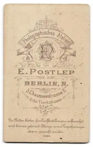 Fotografie E. Postlep, Berlin, Chausseestrasse 5, Elegante junge Dame in tailliertem Kleid mit Buch in der Hand