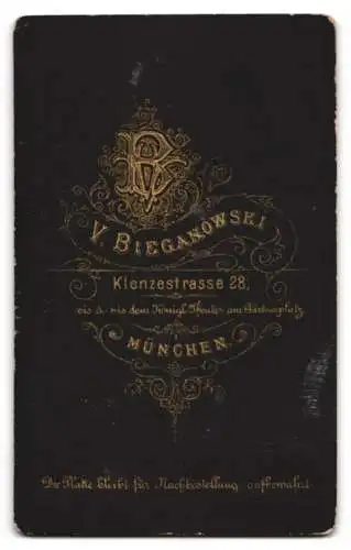 Fotografie V. Bieganowski, München, Kienzestrasse 28, Elegante Dame im Samtkleid mit Spitzendekor