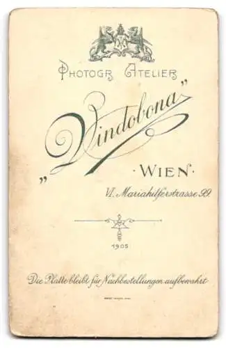 Fotografie Atelier Vindobona, Wien, Mariahilferstrasse 99, Bürgerlicher in Anzug und Fliege