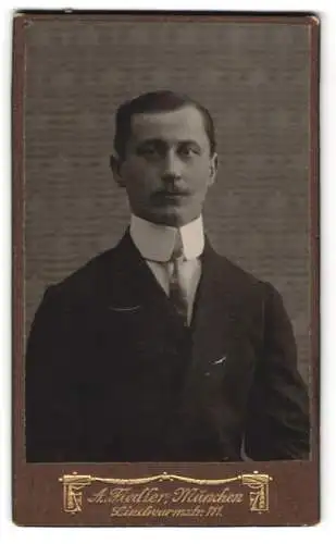 Fotografie A. Fiedler, München, Lindwurmstr. 111, Eleganter Herr mit hohem Kragen und Krawatte