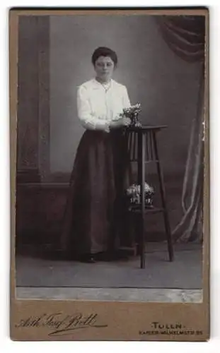 Fotografie Arth. Josef Bett, Tulln, Kaiser Wilhelm-Strasse, Elegante Dame in weisser Bluse mit Blumenstrauss