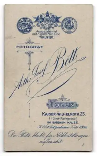 Fotografie Arth. Josef Bett, Tulln, Kaiser Wilhelm-Strasse, Elegante Dame in weisser Bluse mit Blumenstrauss