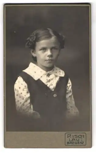 Fotografie C. Risch-Lau, Bregenz, Römerstrasse 22, Kleines Mädchen mit Flechtfrisur und geblümter Bluse