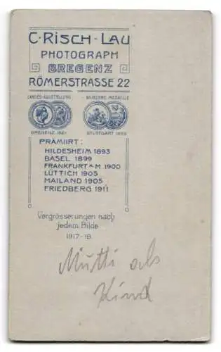 Fotografie C. Risch-Lau, Bregenz, Römerstrasse 22, Kleines Mädchen mit Flechtfrisur und geblümter Bluse