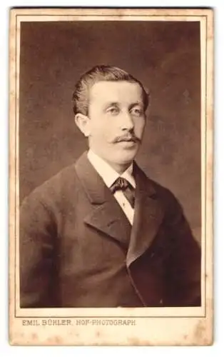 Fotografie Emil Bühler, Mannheim, Eleganter Herr mit Zwirbelbart