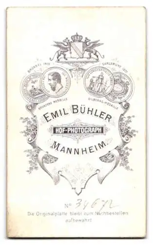 Fotografie Emil Bühler, Mannheim, Eleganter Herr mit Zwirbelbart