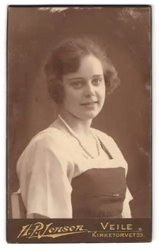 Fotografie H. P. Jensen, Veile, Kirketorvet 23, Junge Dame im Kleid