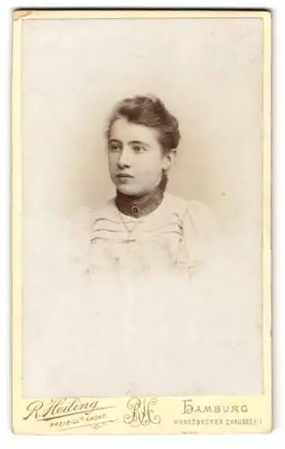 Fotografie R. Heiling, Hamburg, Wandsbecker Chaussee 1, Junge Dame mit zurückgebundenem Haar