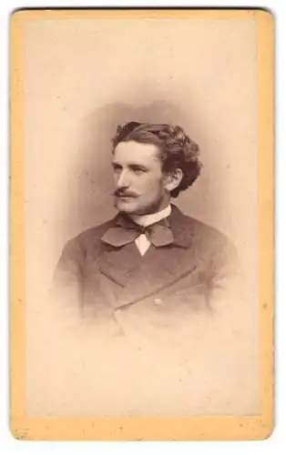 Fotografie Otto Schmidt, Tharand, Eleganter Herr mit Zwirbelbart