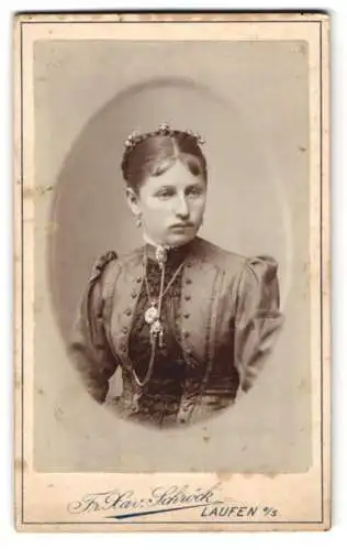 Fotografie F. X. Schröck, Laufen a. d. Salzach, Bezirksamtsgasse, Junge Dame im Kleid mit Amulett