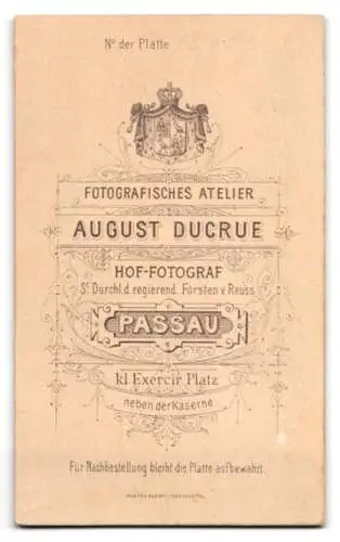 Fotografie August Ducrue, Passau, K. Exerzier-Platz, Junger Herr im Anzug mit Krawatte