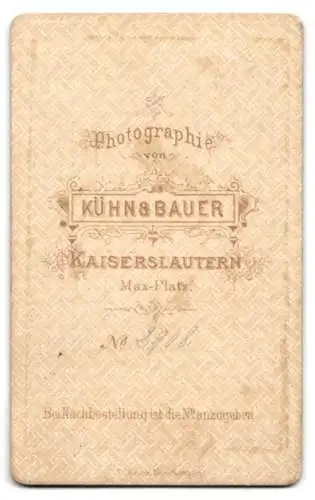 Fotografie Kühn & Bauer, Kaiserslautern, Max-Platz, Junge Dame in hübscher Kleidun