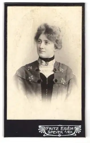 Fotografie Fritz Egém, Speyer a. Rh., Junger Dame mit Hochsteckfrisur