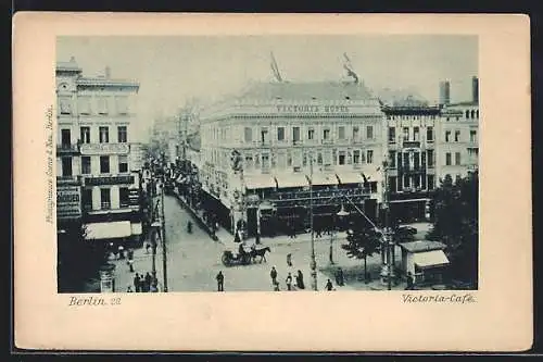 AK Berlin, Victoria-Café und Hotel mit Passanten
