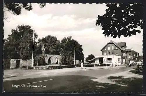 AK Obernkirchen, Strassenpartie mit Denkmal