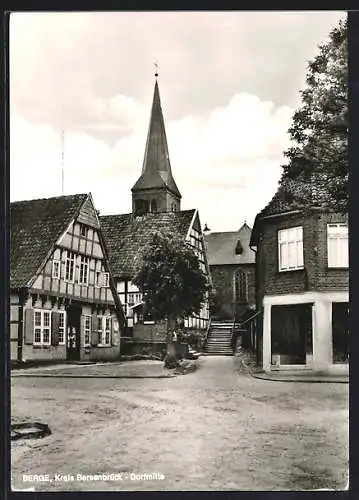 AK Berge /Kreis Bersenbrück, Strassenpartie in der Dorfmitte mit Kirchturm