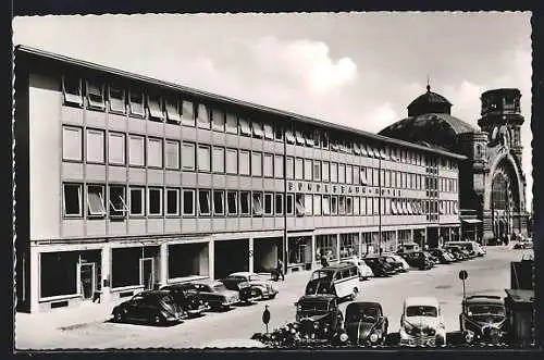 AK Köln /Rh., Bahnhof mit Bundesbahn-Hotel, VW-Käfer