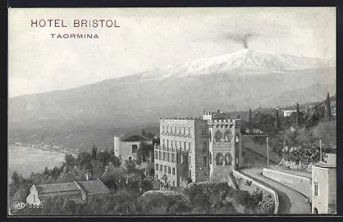 AK Taormina, Hotel Bristol mit rauchendem Vulkan im Hintergrund