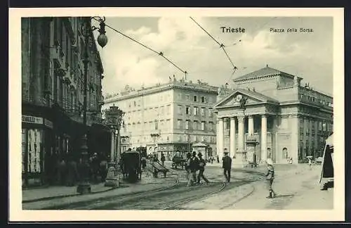 AK Trieste, Piazza della Borsa, Platz mit Passanten und Litfasssäule