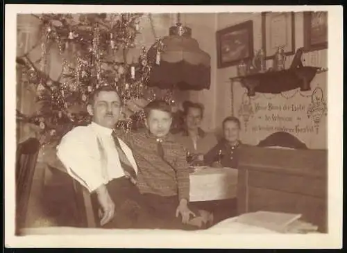 Fotografie Weihnachten, Familie hat sich um den Weihnachtsbaum versammelt