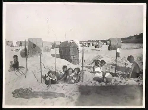 Fotografie Kinder in Badebekleidung spielen am Strand