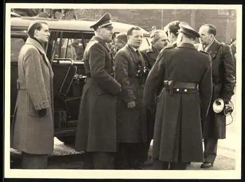 Fotografie unbekannter Fotograf, Ansicht Berlin-Dahlem, Polizei & Presse erwartet Ankunft von Theodor Heuss