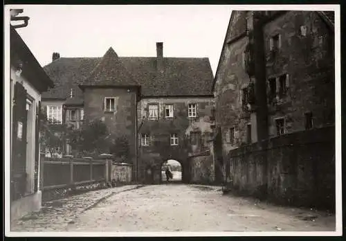 Fotografie unbekannter Fotograf, Ansicht Heilsbronn, Strassenansicht mit Tordurchfahrt