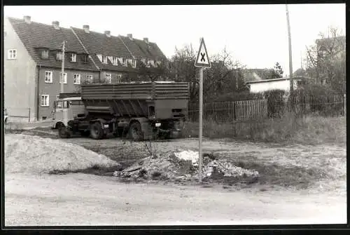 Fotografie unbekannter Fotograf, Ansicht Erfurt, Lastwagen - Sattelschlepper im Ort