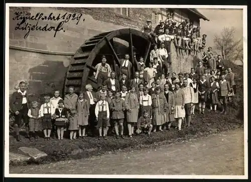 Fotografie unbekannter Fotograf, Ansicht Litzendorf, Versammlung an der Wassermühle Himmelfahrt 1929