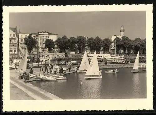 Fotografie Schäfer, Warnemünde, Ansicht Warnemünde, Hafen mit Leuchtturm im Hintergrund