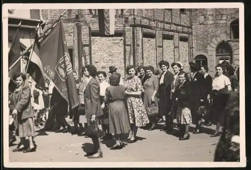 Fotografie unbekannter Fotograf, Ansicht Erfurt, Frauen mit FDGB Fahnen marschieren zur 1.Mai Kundgebung