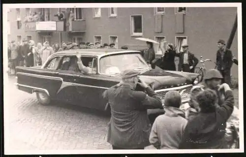 Fotografie Kosmonautin Valentina Tereschkowa während einer Parade im Auto sitzend