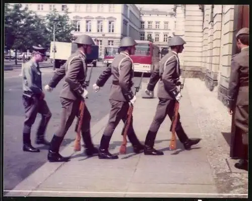 Fotografie Soldaten der NVA in Uniform mit Stahlhelm & Gewer