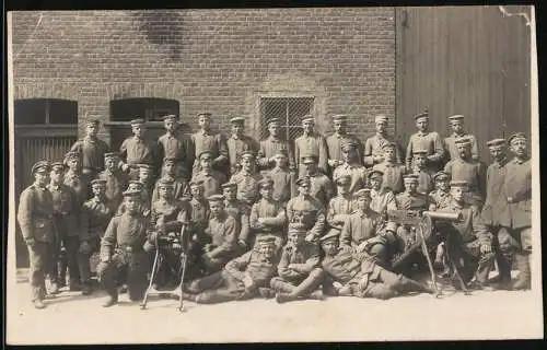 Fotografie 1.WK, Maschinengewehr-Trupp mit MG 08, Gruppenbild in Uniform Feldgrau