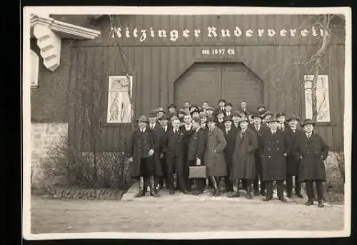 Fotografie Ansicht Kitzingen, Männer haben sich vor dem Bootshaus des Kitzinger Ruderverein's versammelt