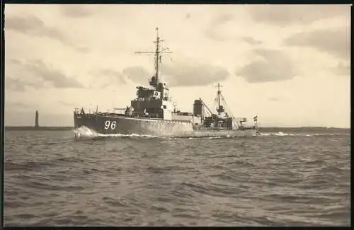 Fotografie Kriegsschiff der Reichsmarine Kennung 96 kreuzt in der Kieler Förde vor dem Marine-Ehrenmal von Laboe