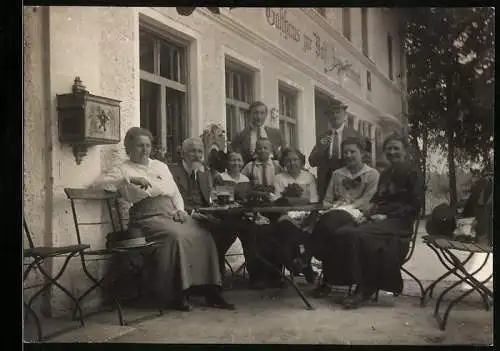 Fotografie unbekannter Fotograf, Ansicht Oberallmannshausen, Stammtisch am Gasthaus zur Post