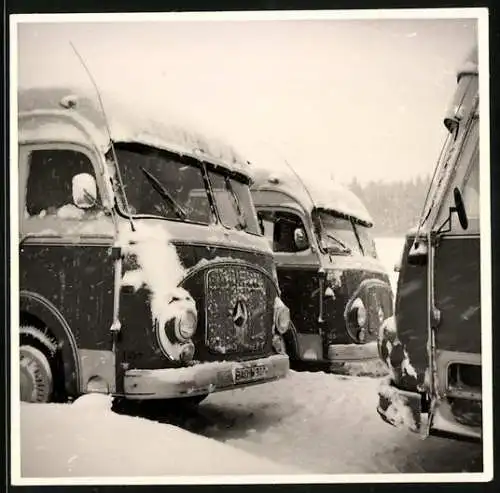 Fotografie Lastwagen Mercedes Benz, LKW mit Kühlerabdeckung im Winter