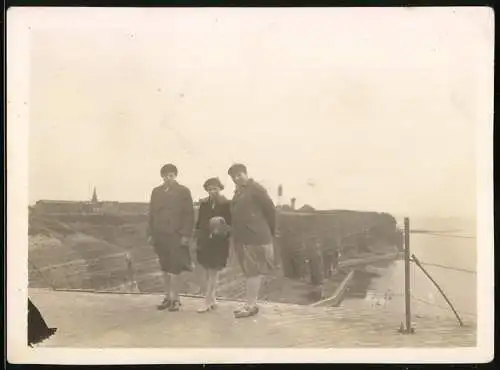 Fotografie unbekannter Fotograf, Ansicht Helgoland, Familie am Aussichtspunkt Oberland, Leuchtturm im Hintergrund