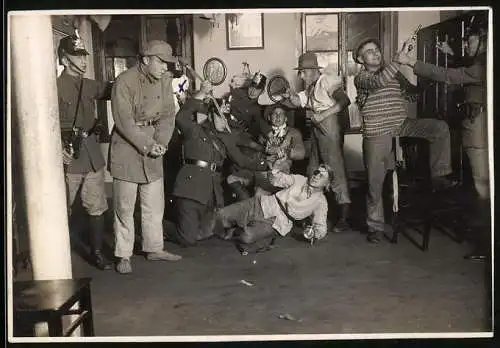 Fotografie Polizeischule Burg, angehende Polizisten führen eine Theater-Vorstellung vor