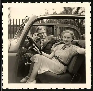 Fotografie Auto, hübsche junge Frau sitzt am Steuer des PKW's