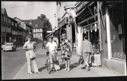 Fotografie unbekannter Fotograf, Ansicht Heiligenstadt, Strassenansicht vor einem Modegeschäft