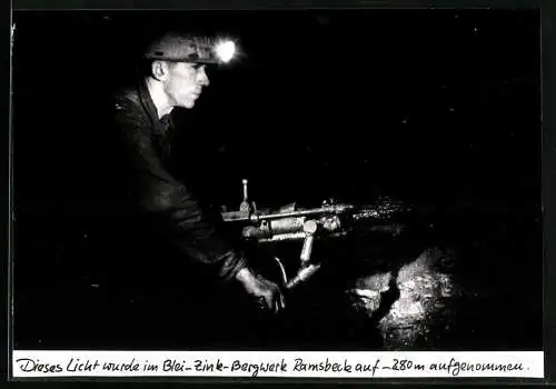 Fotografie unbekannter Fotograf, Ansicht Ramsbeck, Bergmann bei de Arbeit im Blei-Zink-Bergwerk Unter Tage 1968