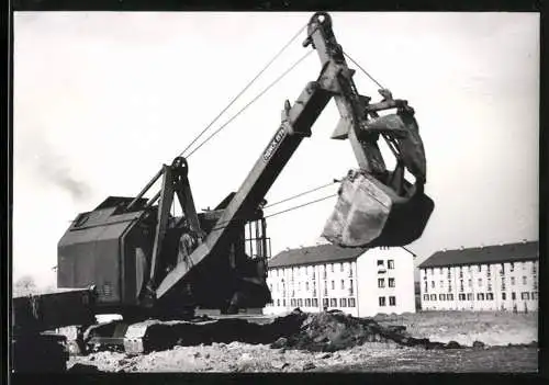 Fotografie Stümpel, Ansicht Erlangen, Menck Seilbagger beim Aushub auf einer Baustelle