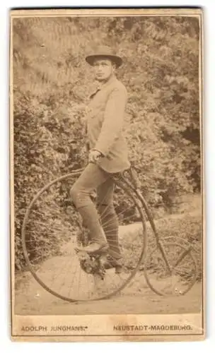 Fotografie Adolph Junghans, Magdeburg, Breiteweg 21, junger Mann auf Hochrad, Velo, Fahrrad, mit Kettenübersetzung