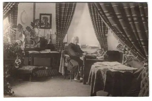 Fotografie Louis Held, Weimar, Franz Liszt, Komponist und Klaviervirtuose in seinem Arbeitszimmer, Trockenstempel