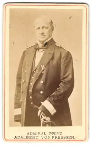 Fotografie unbekannter Fotograf und Ort, Admiral Adalbert von Preussen in Uniform mit Säbel