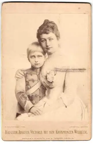Fotografie A. Tonger, Berlin, Portrait Kaiserin Augusta Victoria v. Preussen mit ihrem Sohn dem Kronprinzen Wilhelm